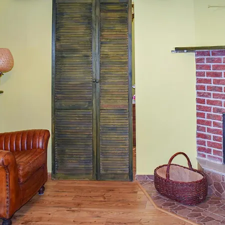 Dom W Sadzie بيت للعطل مورونغ